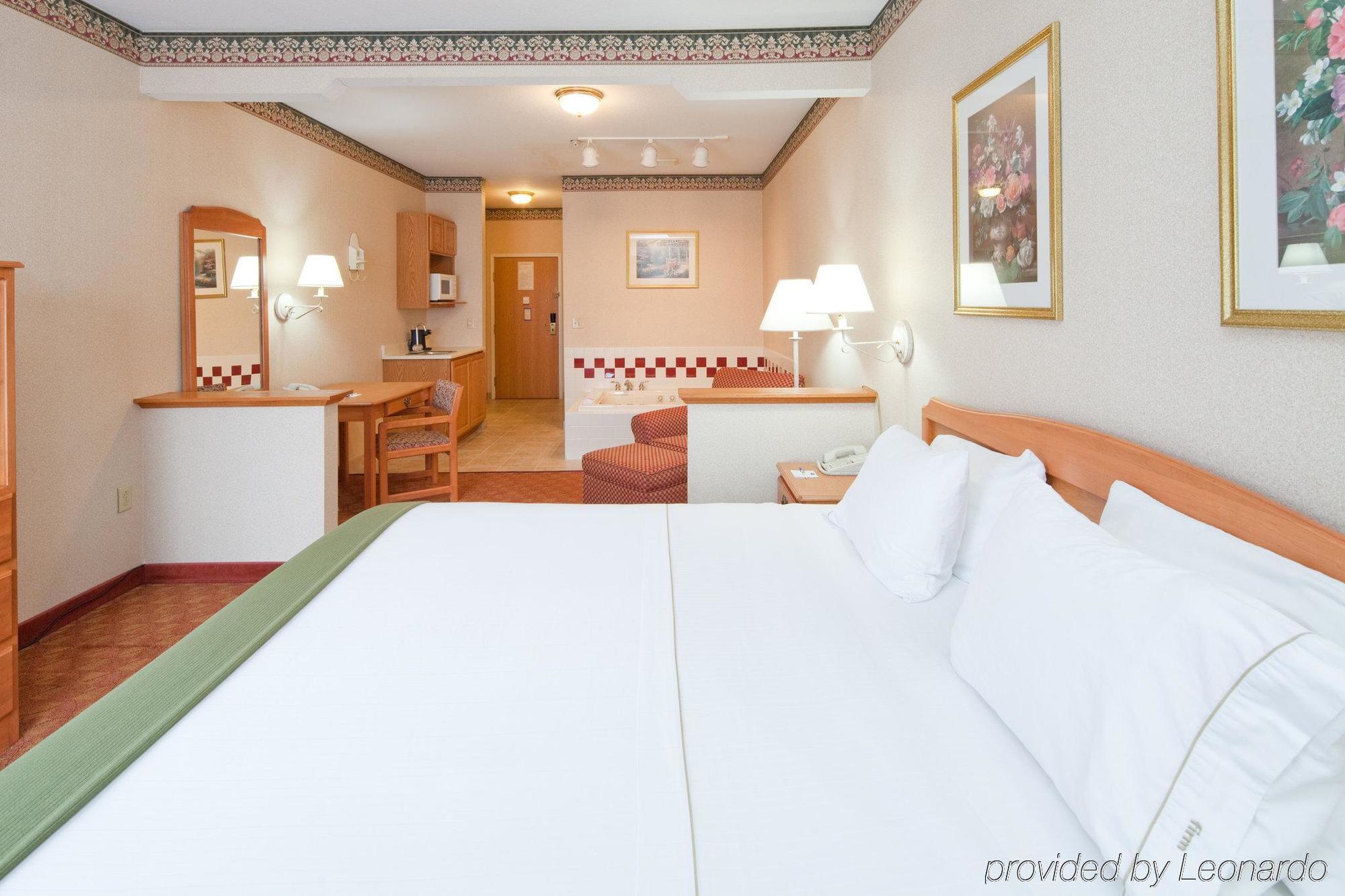 Holiday Inn Express Hotel & Suites Wauseon By Ihg Chambre photo
