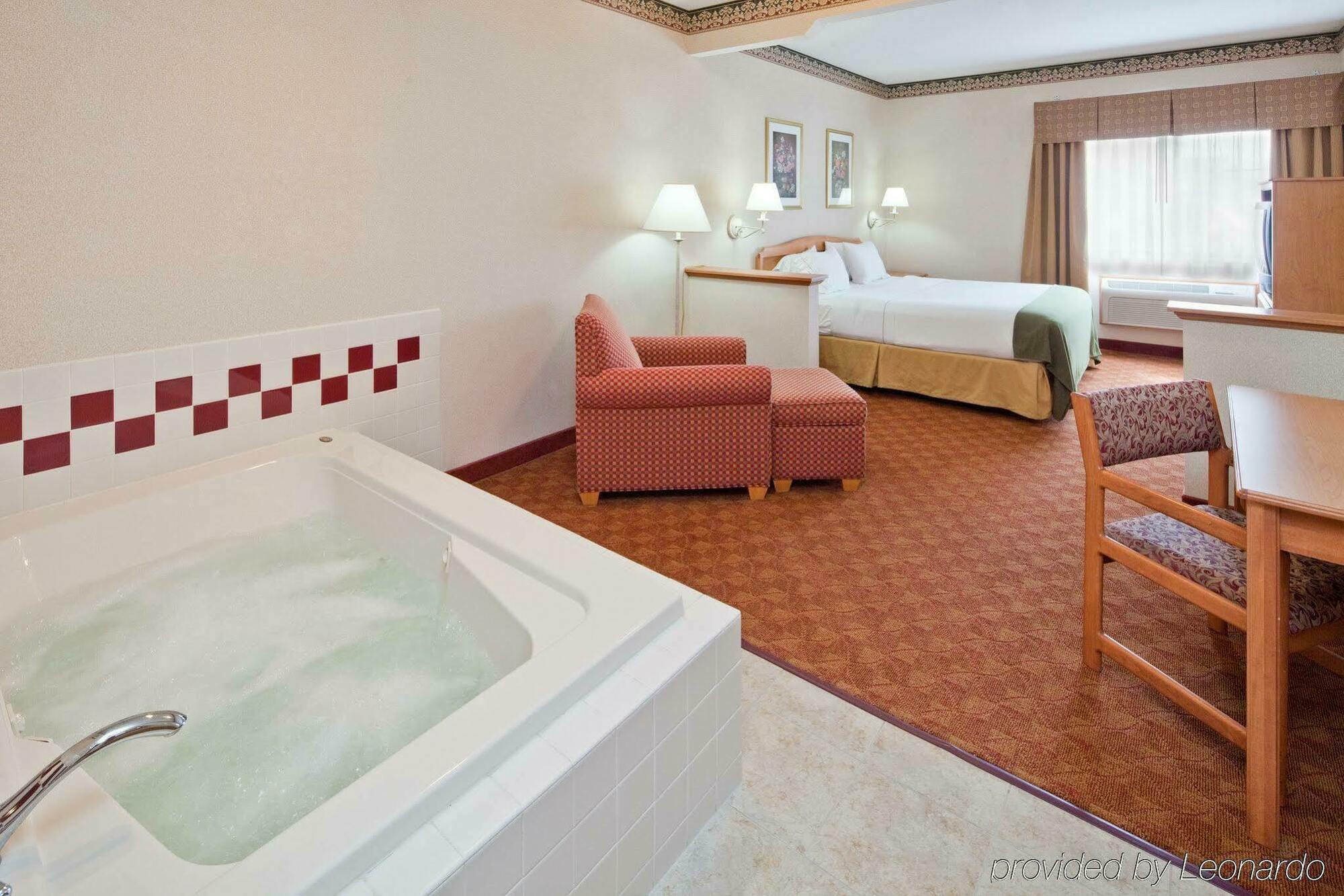 Holiday Inn Express Hotel & Suites Wauseon By Ihg Chambre photo